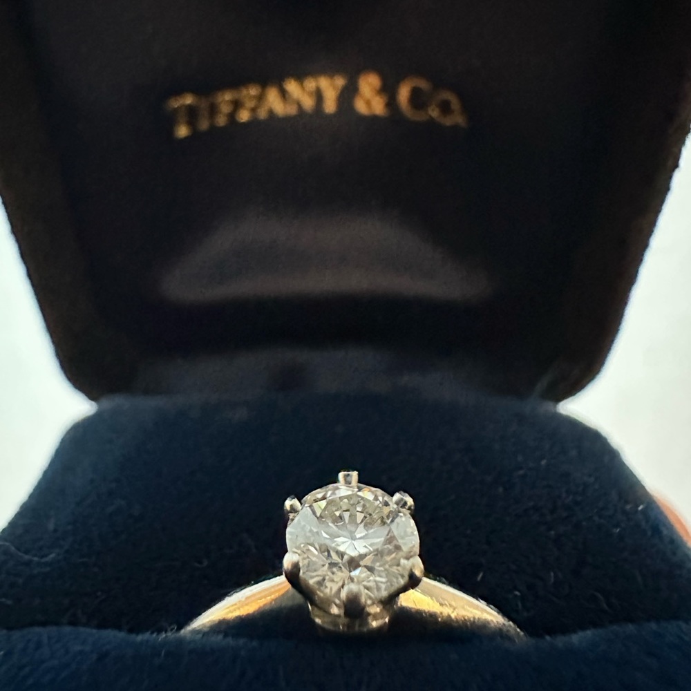 Tiffany cut engagement ring in great condition 0.55 carat, F color, VVS1 clarity